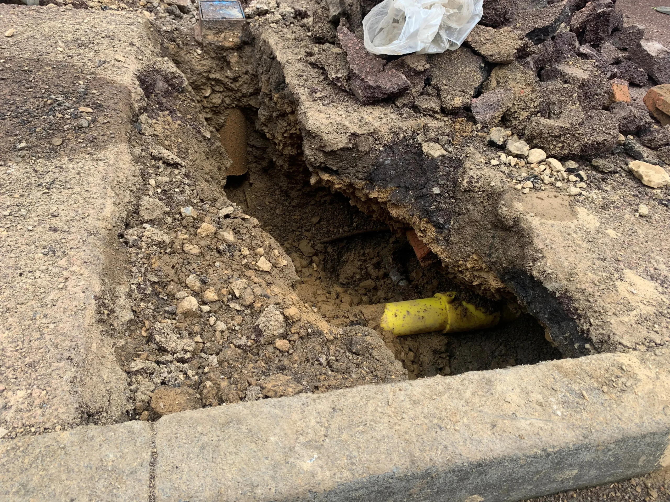 Excavation hole MAIN ROAD DIFFICULT FIND
