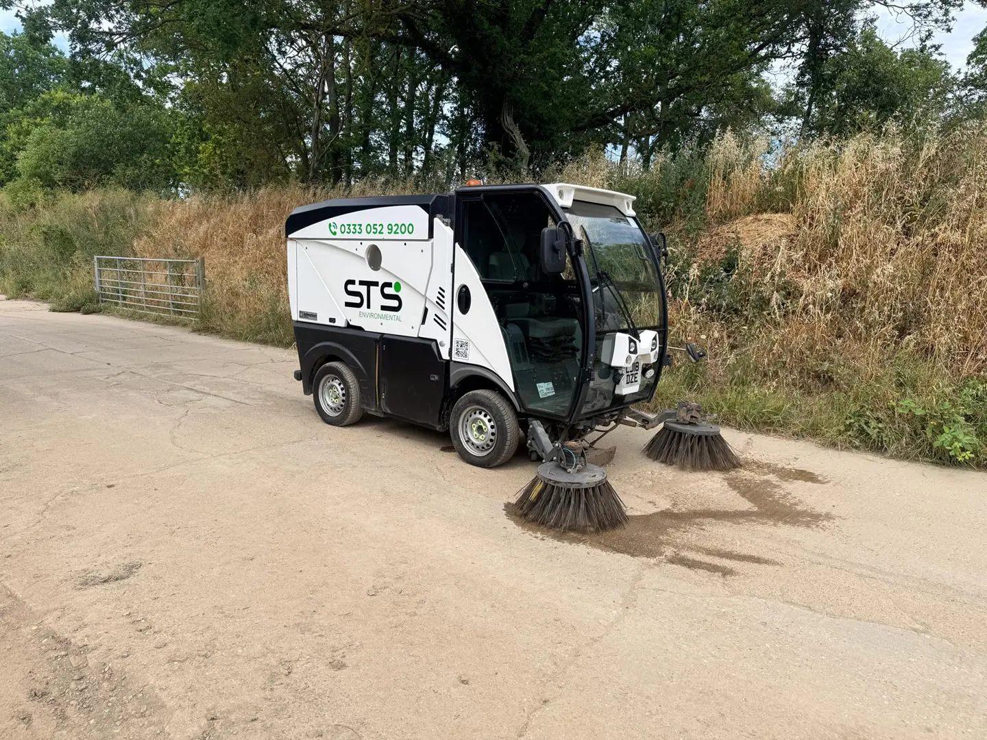sweeper with extended cleaning brushes